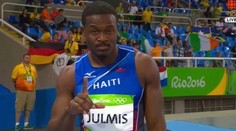 Dokonalý trapas. Najskôr gestá ako Bolt a potom sa takmer dolámal na prvej prekážke