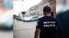Chlapček (2) odrazu prestal dýchať, matka zúfalo volala o pomoc. Reakcia policajta mu zachránila život