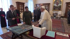 Zelenskyj sa stretol s pápežom Františkom. Daroval mu obraz s námetom masakra v Buči