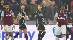 Sedemgólový polčas v londýnskom derby. Arsenal sfúkol kladivárov z West Hamu a je druhý