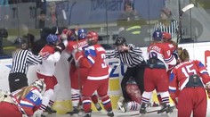 VIDEO: Bitka mladých hokejistiek. Na štadióne vypískali aj ruskú reprezentáciu