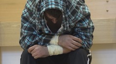 Útočníka so sekerou poslal sudca do väzby.  Údajne tvrdil, že mu niekto podstrčil drogy