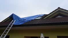 Blesk udrel do domu v Dunajskej Lužnej, strechu zachvátili plamene