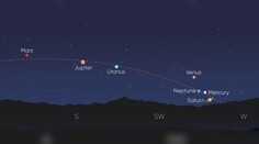 Unikátna vesmírna prehliadka sa naskytne dnes večer. Na oblohe sa planéty zoradia v nezvyčajnom útvare