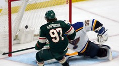 Kaprizov sa pri triumfe Minnesoty nad St. Louis blysol hetrikom, Tampa s Černákom vyrovnala stav série