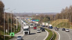 Za dievčaťom, ktoré spoznal cez čet, sa vybral po diaľnici. Premrznutého chlapca (13) na bicykli zastavila polícia