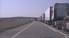 Kolóny na hranici. Ukrajinci vyvážajú autá nakúpené v EÚ, komplikujú prejazd humanitárnej pomoci