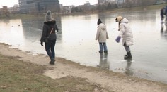 Jazerá sa zmenili na dočasné klziská. Pozor, prírodný ľad môže byť zradný