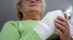 Prievidzská SAD musí žene zaplatiť vysoké odškodné, že si na hrboli zlomila ruku