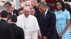 Pápež František priletel do USA, privítal ho Obama s rodinou