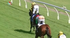 Šok na dostihoch! Džokej finišoval s holým zadkom