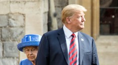 VIDEO: Trump urobil počas stretnutia s kráľovnou Alžbetou II. hneď tri prešľapy