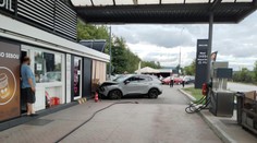FOTO: Vážna nehoda v Košiciach. Auto vrazilo do budovy pumpy len niekoľko metrov od tankovacieho stojana
