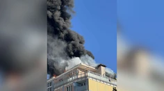 FOTO+VIDEO: Zo strechy paneláku v Banskej Bystrici sa valil hustý čierny dym, ľudí museli evakuovať