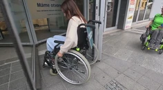 Sadli sme na invalidný vozík a vyrazili do mesta. Aj obyčajná cesta nás poriadne potrápila