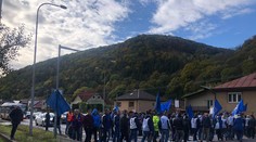 Odborári blokovali hlavný ťah na Donovaly a horský priechod Šturec