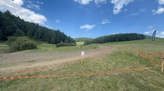 Motorkár na podujatí v Domaniži nezvládol skok a vrazil do divákov. Zranené sú štyri osoby, jedna ťažko