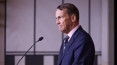 Sikorski označil útok na železnicu v Poľsku za terorizmus. Odpoveď na incident nebude len diplomatická