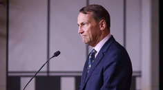 Sikorski označil útok na železnicu v Poľsku za terorizmus. Odpoveď na incident nebude len diplomatická