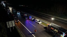 Diaľnicu D1 pri Dubnici nad Váhom pre vážnu dopravnú nehodu uzavreli. Hlásia jedného mŕtveho