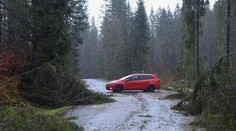 Vietor na Slovensku opäť naberal na sile, meteorológovia vydali výstrahy