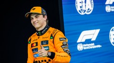 Jazdci McLarenu ovládli celý víkend v Španielsku. Viacero pilotov malo problémy, Verstappen dostal penalizáciu