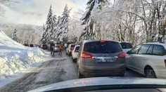 FOTO: Cestu na lyžiarske stredisko Skalka upchali turisti, polícia ju musela zavrieť