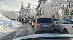 FOTO: Cestu na lyžiarske stredisko Skalka upchali turisti, polícia ju musela zavrieť