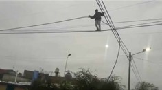 VIDEO: Mladík sa pohyboval vo vzduchu ako artista. V skutočnosti len kradol kábel
