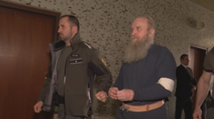 Strieľal po sestre a dobil ju do krvi. Košického dôchodcu súdia pre pokus o vraždu