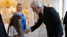 VIDEO: Malú Ukrajinku šikanovali spolužiaci. Nadávali jej a opľuli ju. Český prezident Pavel ju prijal na hrade