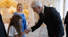 VIDEO: Malú Ukrajinku šikanovali spolužiaci. Nadávali jej a opľuli ju. Český prezident Pavel ju prijal na hrade
