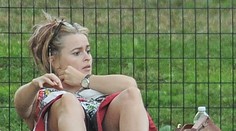 Slávna herečka si ľahla v parku. Pod šaty jej nikto nechcel vidieť