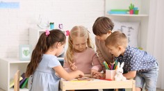 Deti sú doma, no súkromné škôlky pýtajú poplatky. Rodičia sa pýtajú, prečo?