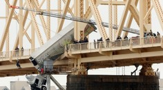 VIDEO: Kuriózna nehoda na moste v USA. Vodička s kamiónom prerazila zábradlie a zostala visieť nad riekou