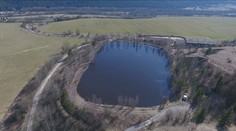Jama plná toxického kalu v Predajnej hrozí preliatím. Sú v nej nebezpečné gudróny