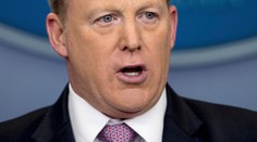 Hovorca Bieleho domu vzbudil pozornosť otočeným odznakom s vlajkou USA