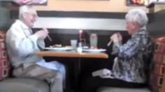 Rozkošné video. Starší zaľúbený pár sa správal ako tínedžeri