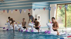 FOTO: Ako malé deti. Angličania trávili voľný deň šantením na jednorožcoch