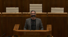 Pročko si v parlamente prelepil ústa čiernou páskou: Vláda vie, aké je dôležité umlčať pravdu