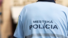 Opitý sa túlal po nociach s dvojročným dieťaťom, prespávali na ulici. Mužovi z Košíc batoľa odobrali