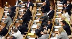 Je to definitívne. Zavedú sa dane pre obchody a policajný šéf sa bude vyberať po novom