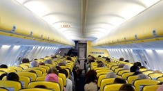 Absurdná scéna na palube lietadla. Cestujúci žuval stránky pasu, jeho spoločník ho chcel spláchnuť