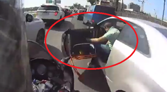 Motorkár chcel "vybabrať" so zápchou. Skončil v dverách auta