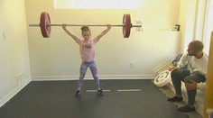 Má len osem rokov a namiesto bábik drží v ruke činku