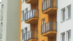 Architektonický chaos na Slovensku. Každý balkón inej farby