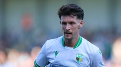 Bizarný moment na vrcholnej európskej scéne. Waleský šampión vyriešil problém s dresom originálnym spôsobom