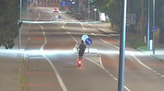 VIDEO: Kľučkoval po celej ceste, vchádzal do protismeru a následne spadol. Polícia vyšetruje opitého kolobežkára
