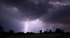 Mieria k nám nočné búrky s lejakmi a krúpami. SHMÚ vydal aj výstrahu