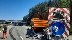 Nákladiak na D2 smerom do Česka vrazil do cestárov. Úsek bol neprejazdný